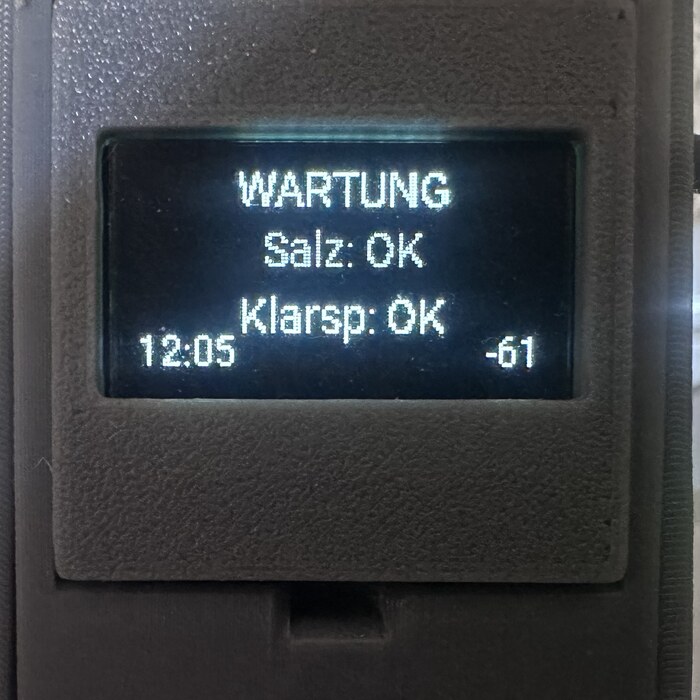OLED-Display zeigt Wartungsstatus: Salz OK, Klarspüler OK