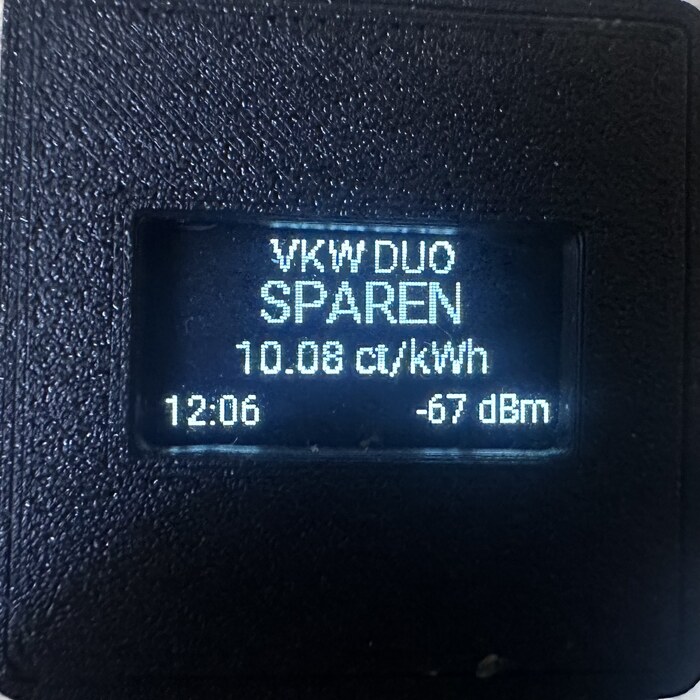 OLED-Display zeigt aktuellen Stromtarif in Cent pro Kilowattstunde