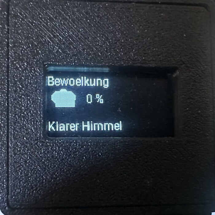 OLED-Display zeigt Bewölkung: 0 %, klarer Himmel