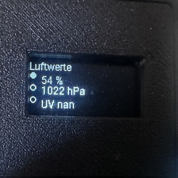 OLED-Display zeigt Luftwerte: 54 % Luftfeuchtigkeit, 1022 hPa Luftdruck, UV-Index