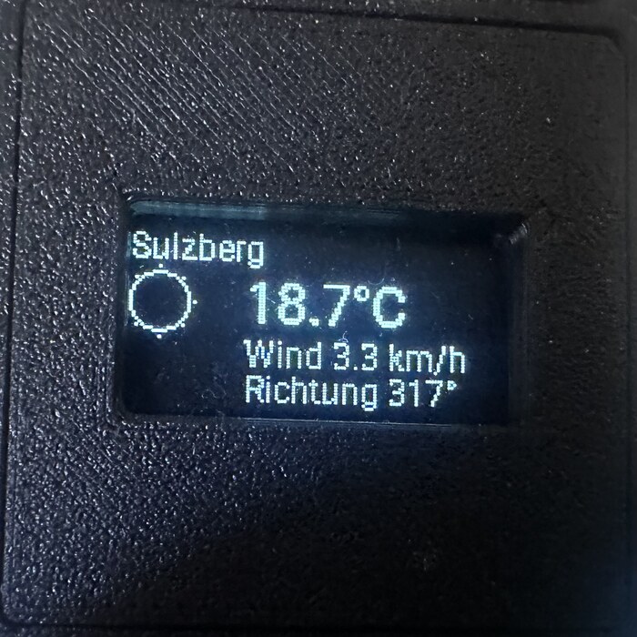 OLED-Display zeigt Wetterstatus Sulzberg: 18,7 °C, Wind 3,3 km/h aus Richtung 317°
